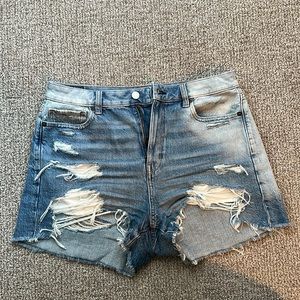 American Eagle Distressed Mom Jean Short // Size 10